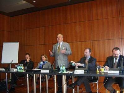 Moderation anl&auml;sslich der ersten Verleihung des Max-Spohr-Diversitypreises an die Ford-Werke in der Frankfurter B&ouml;rse, Juni 2001