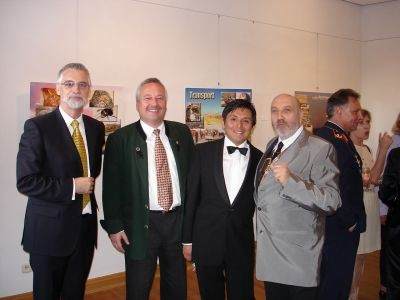 Anl&auml;sslich der Verleihung des Sonderpreises 2006 des Kulturforums Europa in D&uuml;ren, mit Dieter Topp (Pr&auml;sident des KFE), dem Tenor Rafael Montero und dem Opernexperten Clauspeter Koscielny, Mai 2006