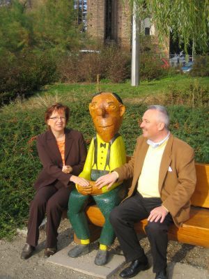 Gespr&auml;ch auf der Loriot-Bank mit Margitta Scholz, Gesch&auml;ftsf&uuml;hrerin der BAS gGmbH, Brandenburg an der Havel, Oktober 2006